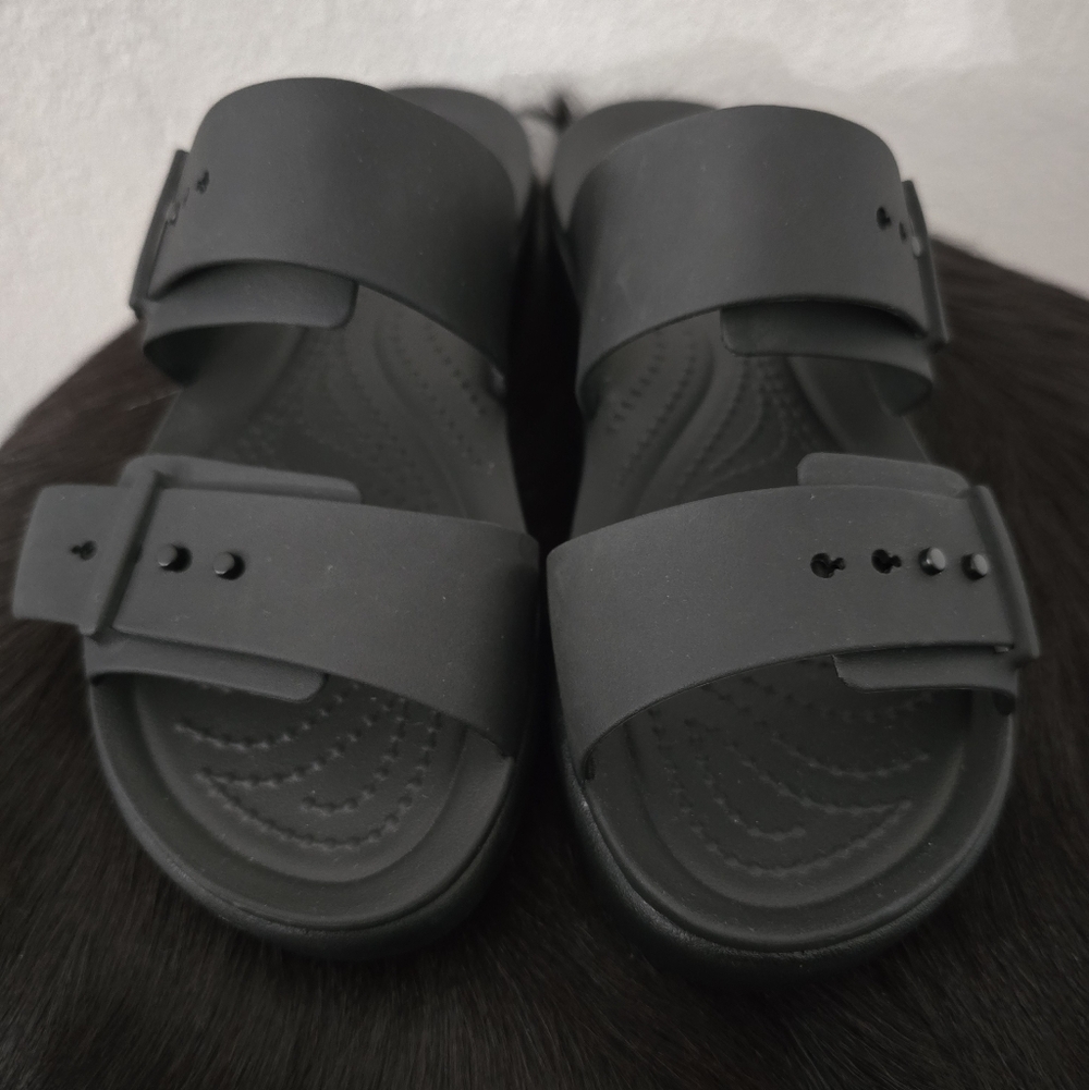 Croc Brooklyn Buckle Low Low women's Sandal Size 6